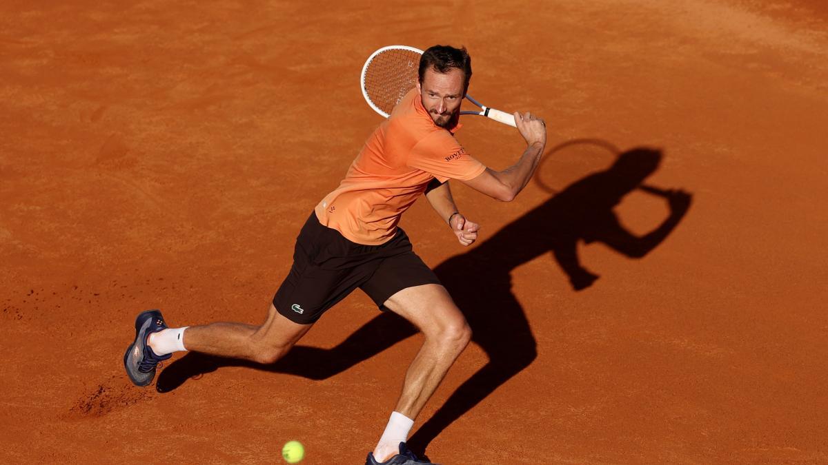 Medvedev sobrevive al susto ante Pablo Llamas en Roma tras una dura remontada – Mundo Deportivo